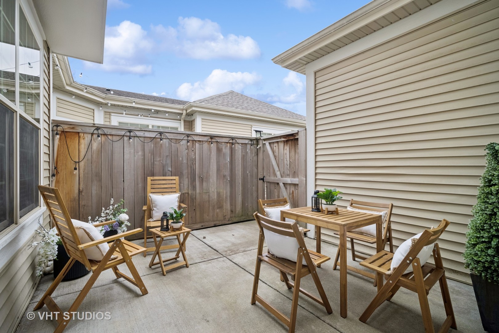 1981 Dauntless Drive Glenview, IL 60026 - Photo 37 of 43 a patio with table and chairs