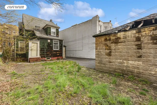 a view of back yard of the building