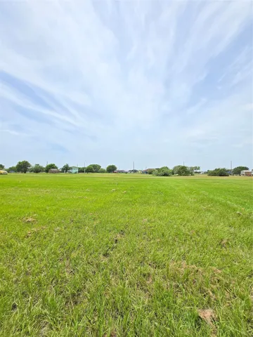 a view of yard with ocean