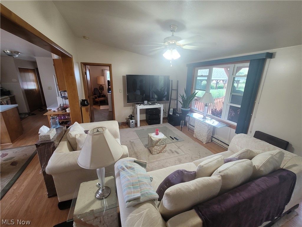 3146 Pinney Topper Road Jefferson, OH 44047 - Photo 9 of 35 Living Room