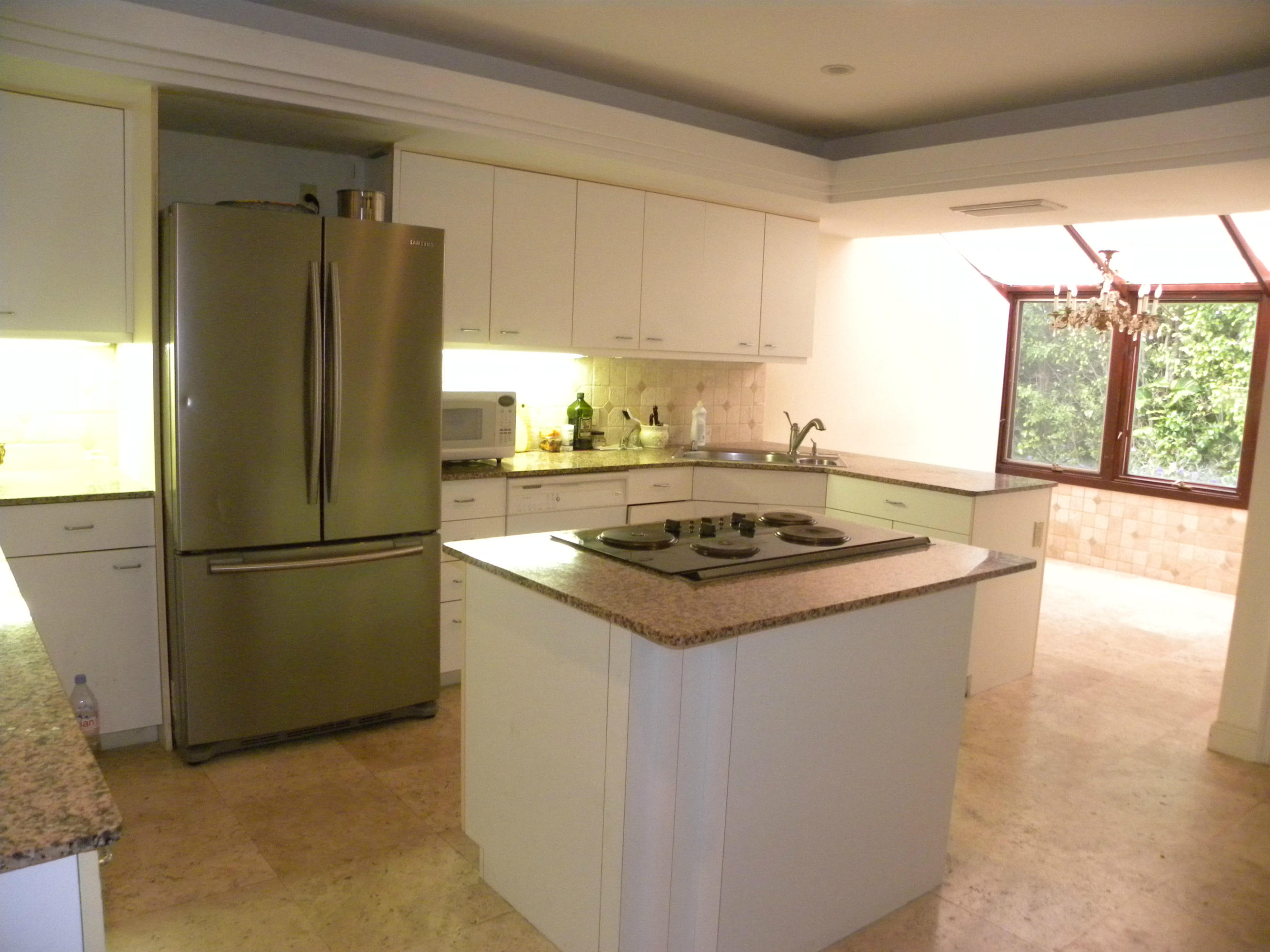 1401 Cocoanut Road Boca Raton, FL 33432 - Photo 4 of 17 Kitchen with Breakfast Area