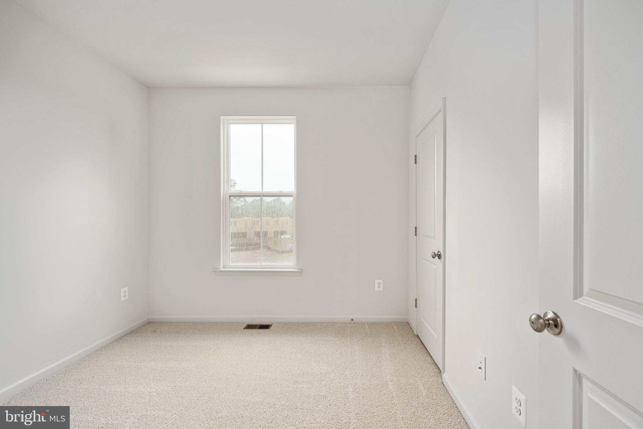 10114 Queens Way Manassas, VA 20110 - Photo 38 of 56 an empty room with a window