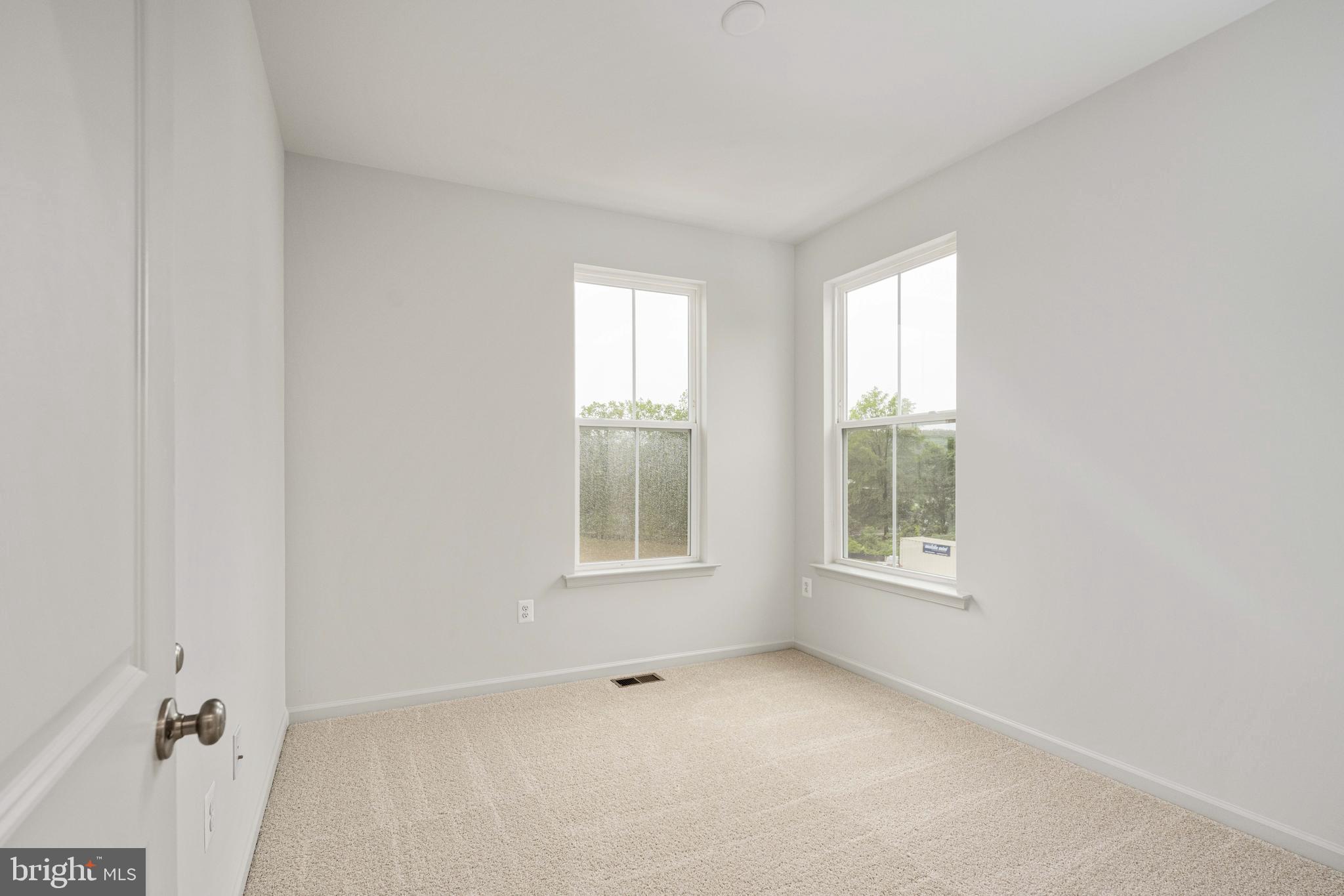 10114 Queens Way Manassas, VA 20110 - Photo 40 of 56 an empty room with windows