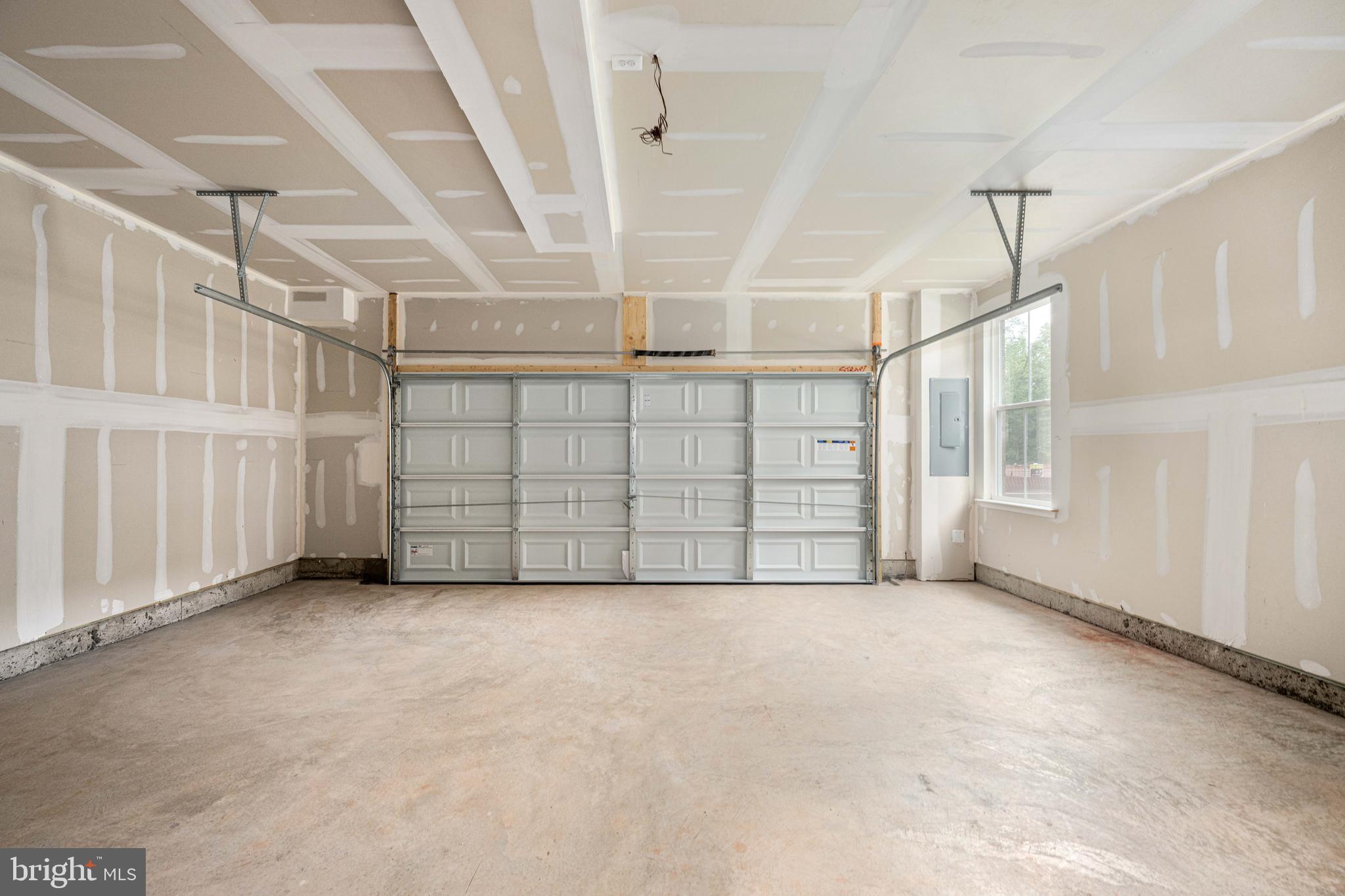 10114 Queens Way Manassas, VA 20110 - Photo 8 of 56 Garage