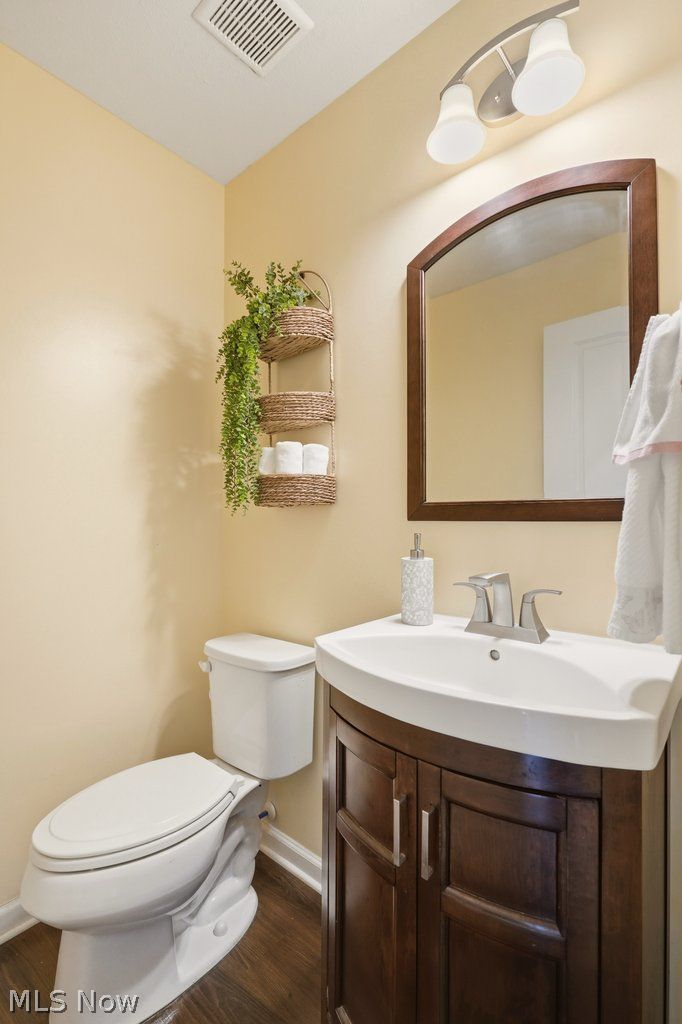 4591 Lakeside Ovl Peninsula, OH 44264 - Photo 10 of 41 1/2 Bath - Main Floor