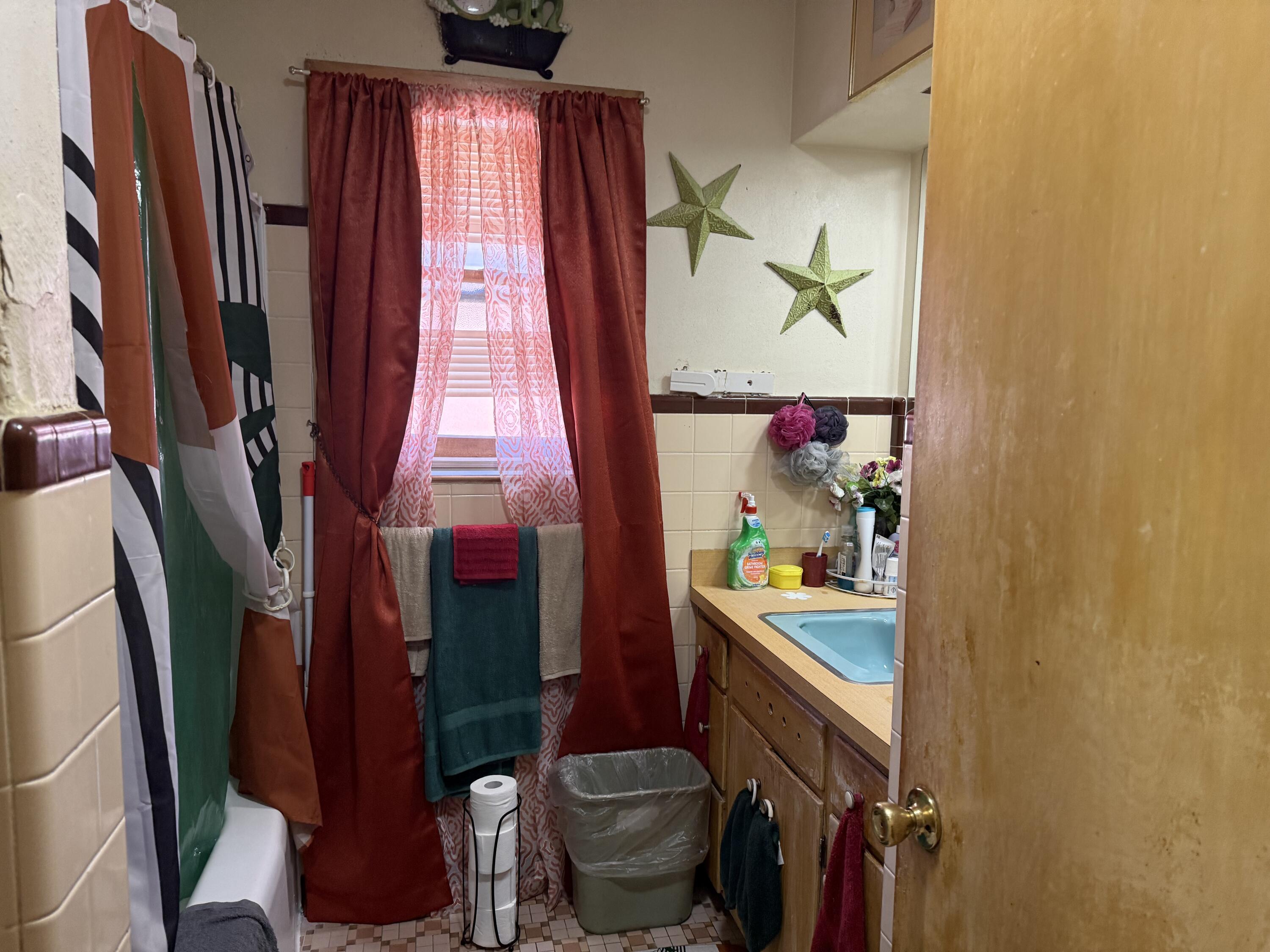 4925 North 65th Street Milwaukee, WI 53218 - Photo 11 of 20 Bathroom