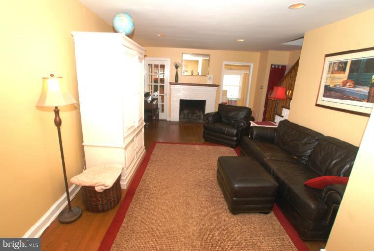 426 Whitestone Road Silver Spring, MD 20901 - Photo 8 of 21 Living Room