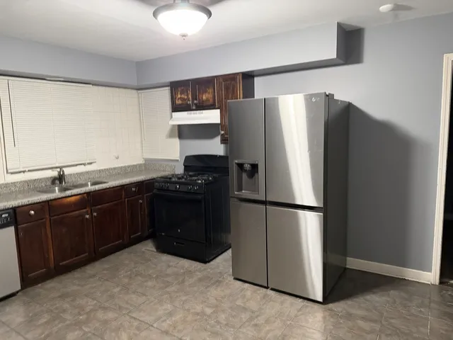 $2,000 | 429 South Street, Unit 1, Elgin, IL 60123