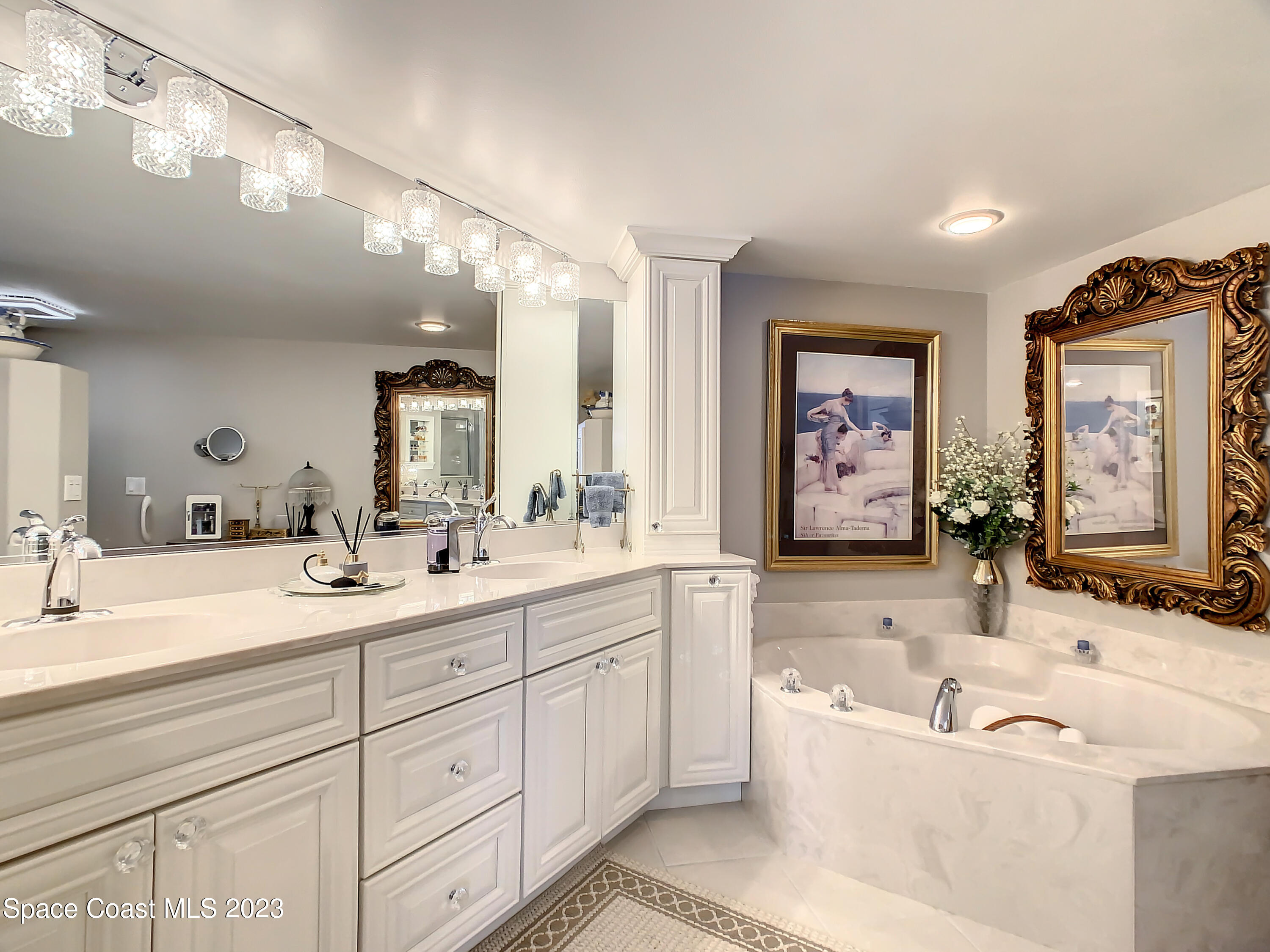 821 Del Rio Way, Unit 504 Merritt Island, FL 32953 - Photo 17 of 37 Master bath with tub