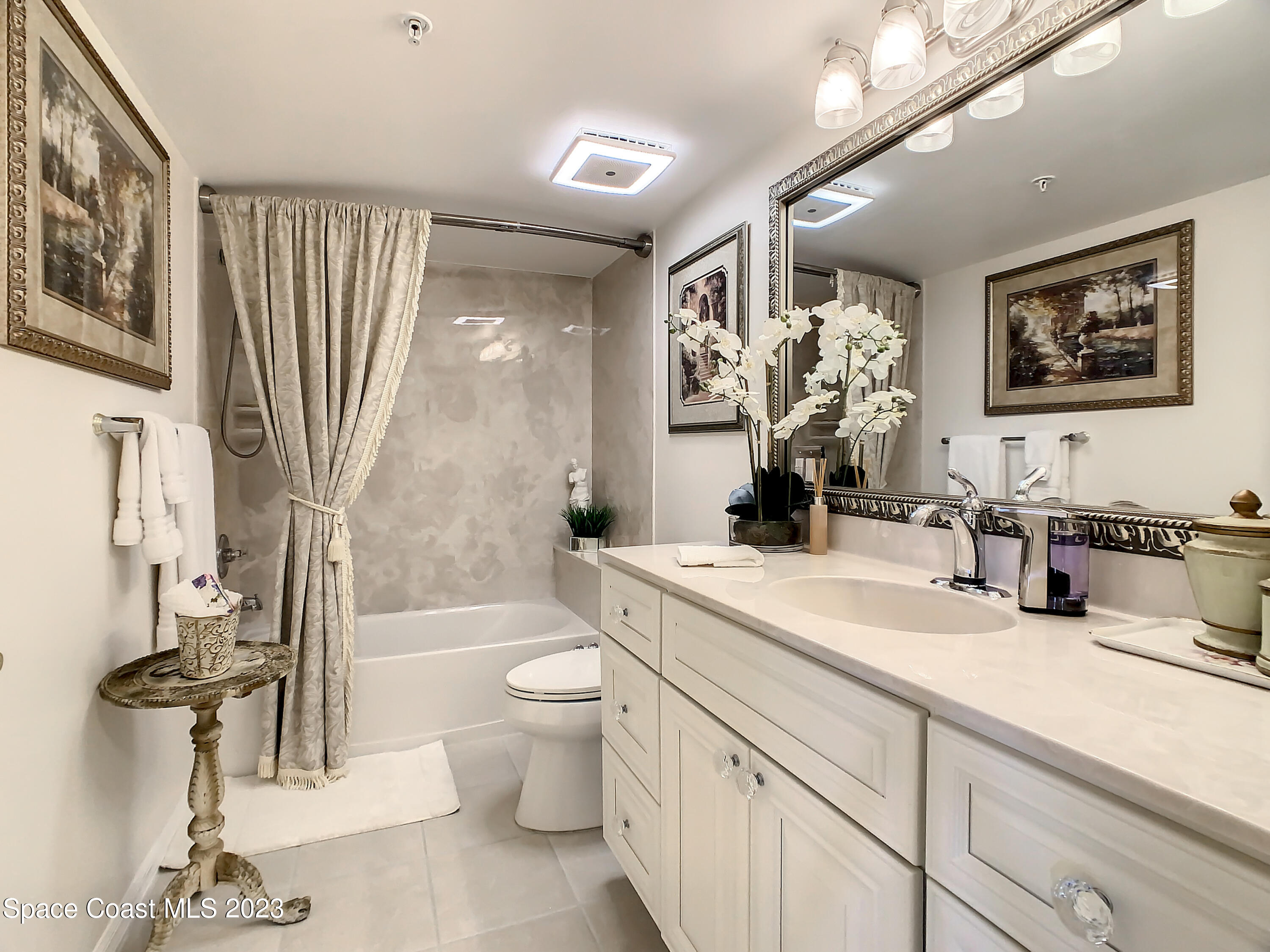 821 Del Rio Way, Unit 504 Merritt Island, FL 32953 - Photo 20 of 37 Guest bathroom