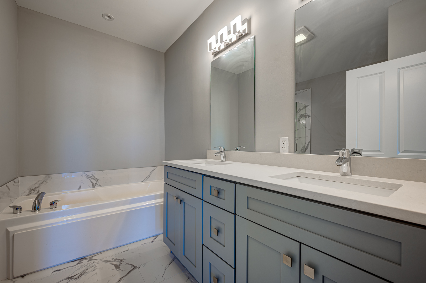1038 South Racine Avenue, Unit 301 Chicago, IL 60607 - Photo 15 of 24 a bathroom with a tub double sink and mirror