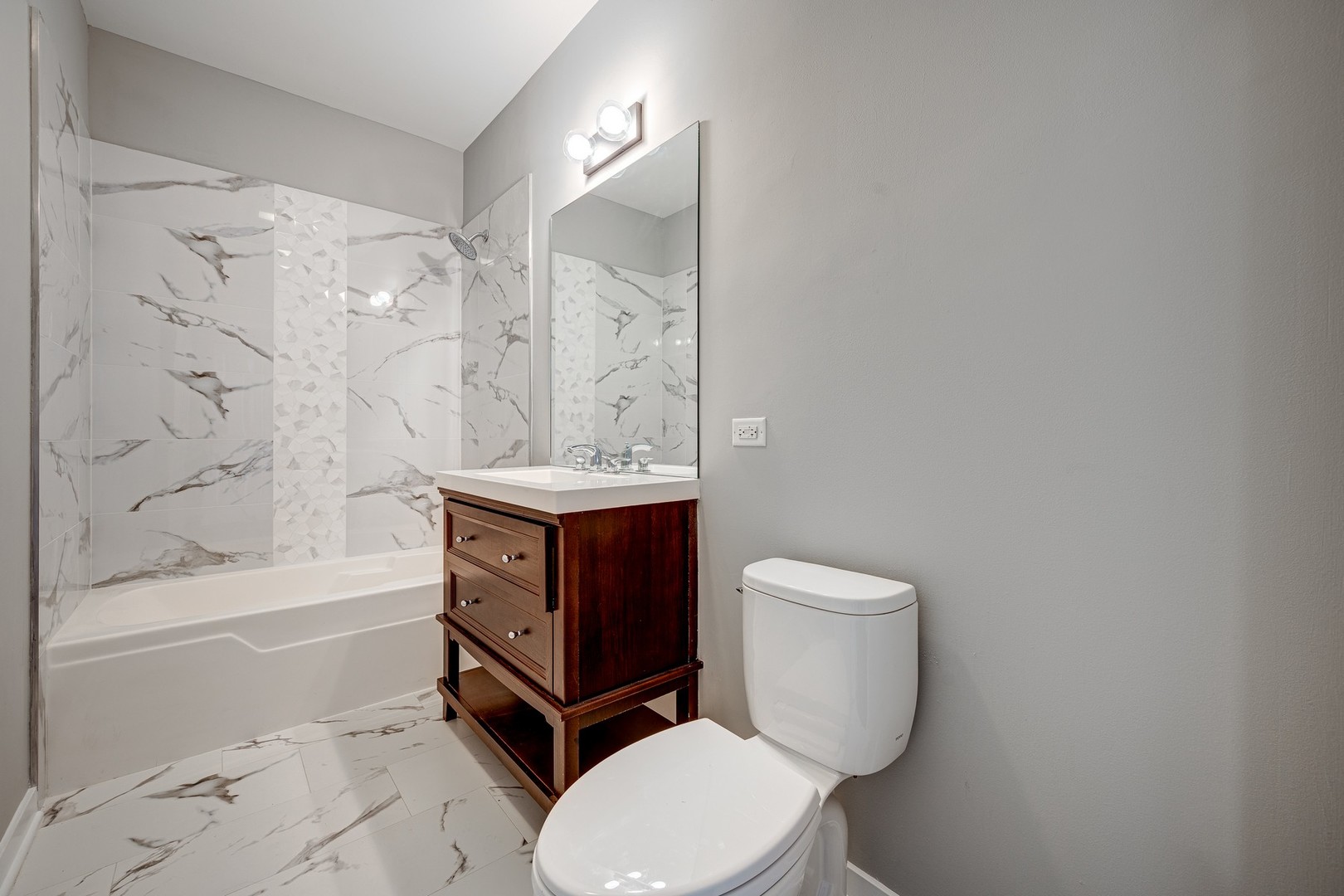 1038 South Racine Avenue, Unit 301 Chicago, IL 60607 - Photo 21 of 24 a bathroom with a toilet a sink and bathtub