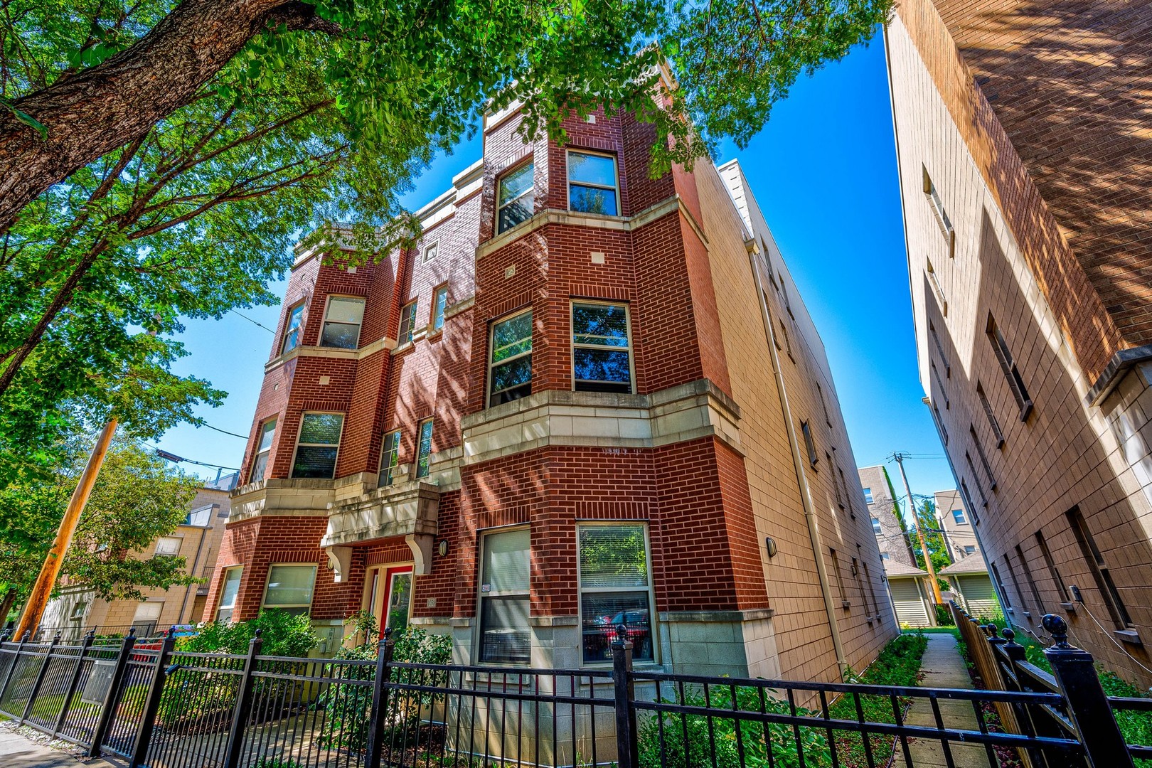 1038 South Racine Avenue, Unit 301 Chicago, IL 60607 - Photo 24 of 24 a front view of a multi story residential apartment building