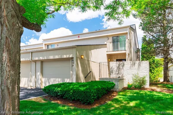 $274,900 | 39478 Country Lane, Novi, MI 48375