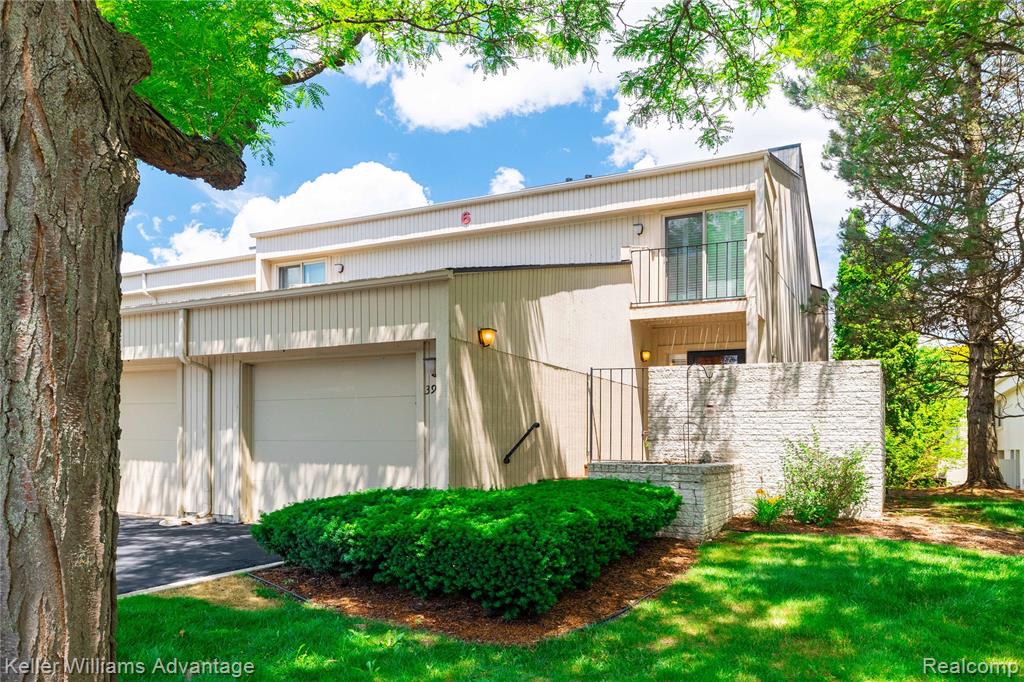 39478 Country Lane Novi, MI 48375 - Photo 1 of 38