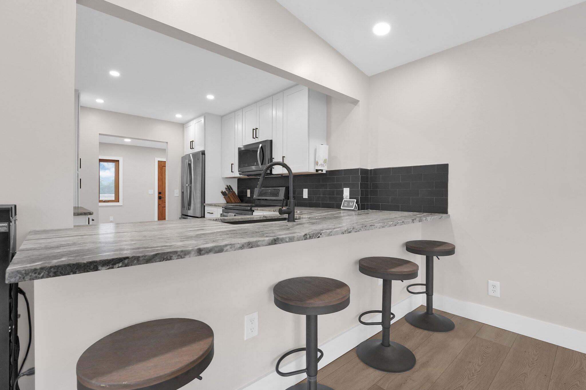 5524 Cosgray Road Dublin, OH 43016 - Photo 9 of 35 Large breakfast bar, granite countertops