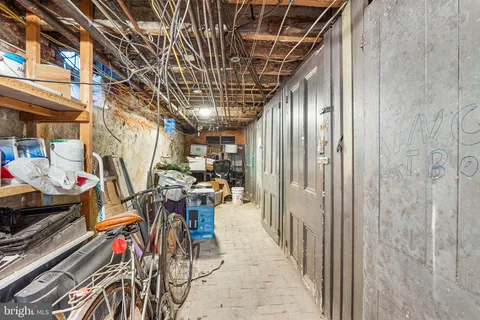 a view of entryway with patio