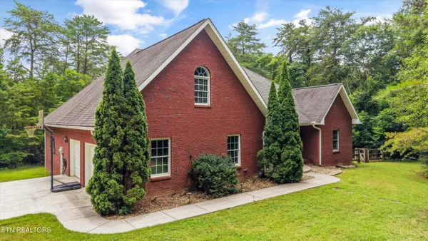 $849,900 | 3727 Fox Creek Road, Louisville, TN 37777