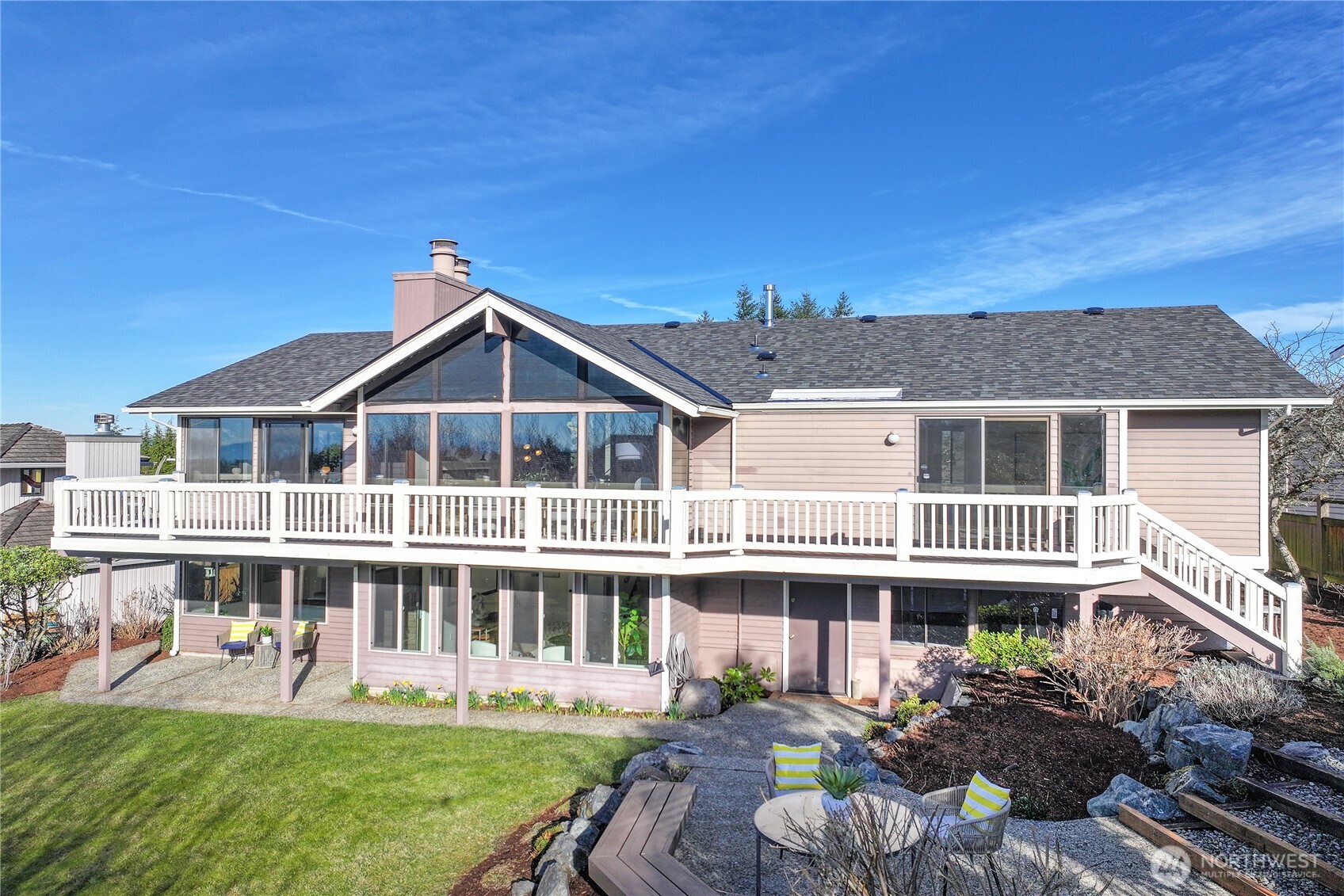 a view of a house with a yard