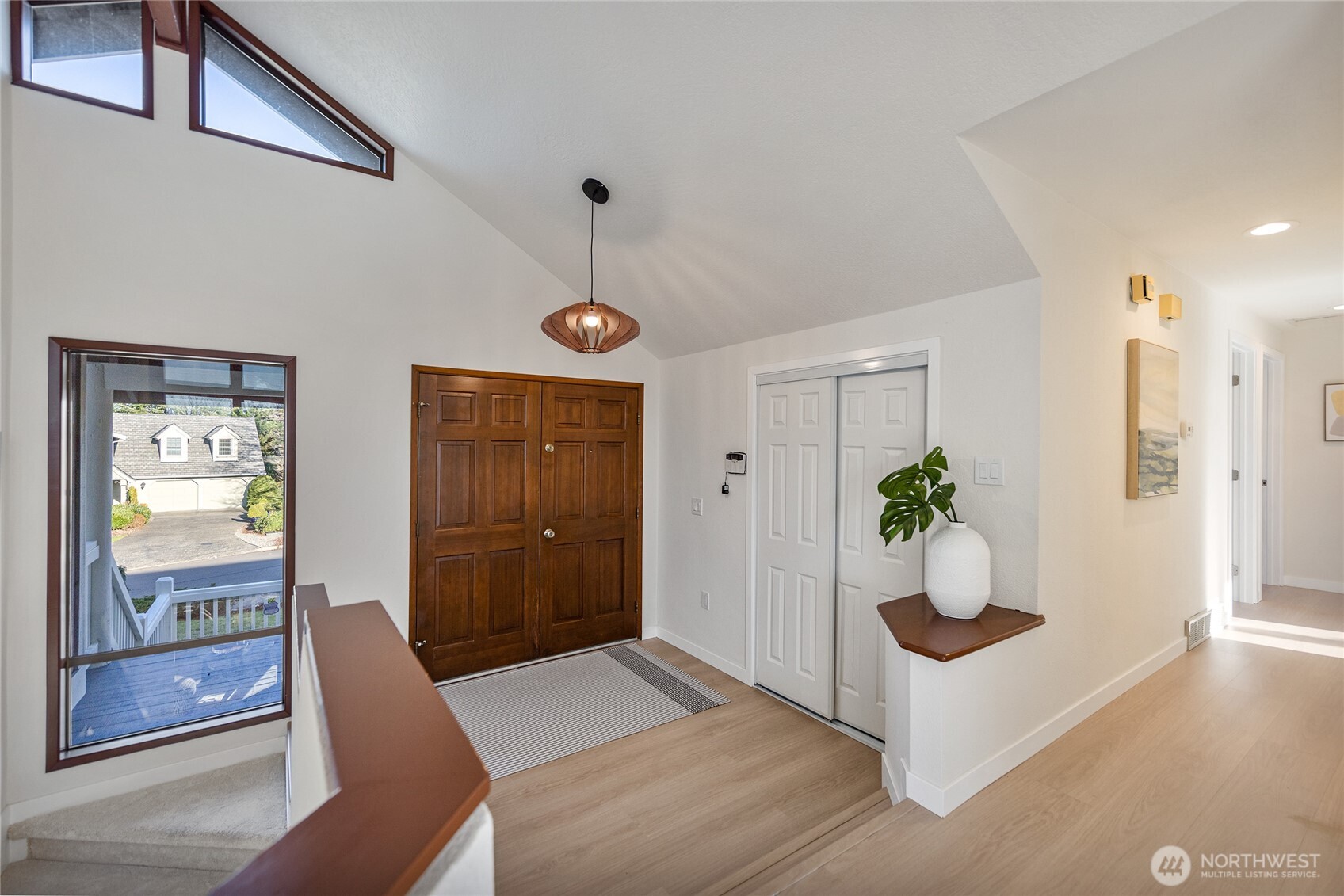 4727 155th Place Southeast Bellevue, WA 98006 - Photo 10 of 38 a view of an entryway and livingroom in right side