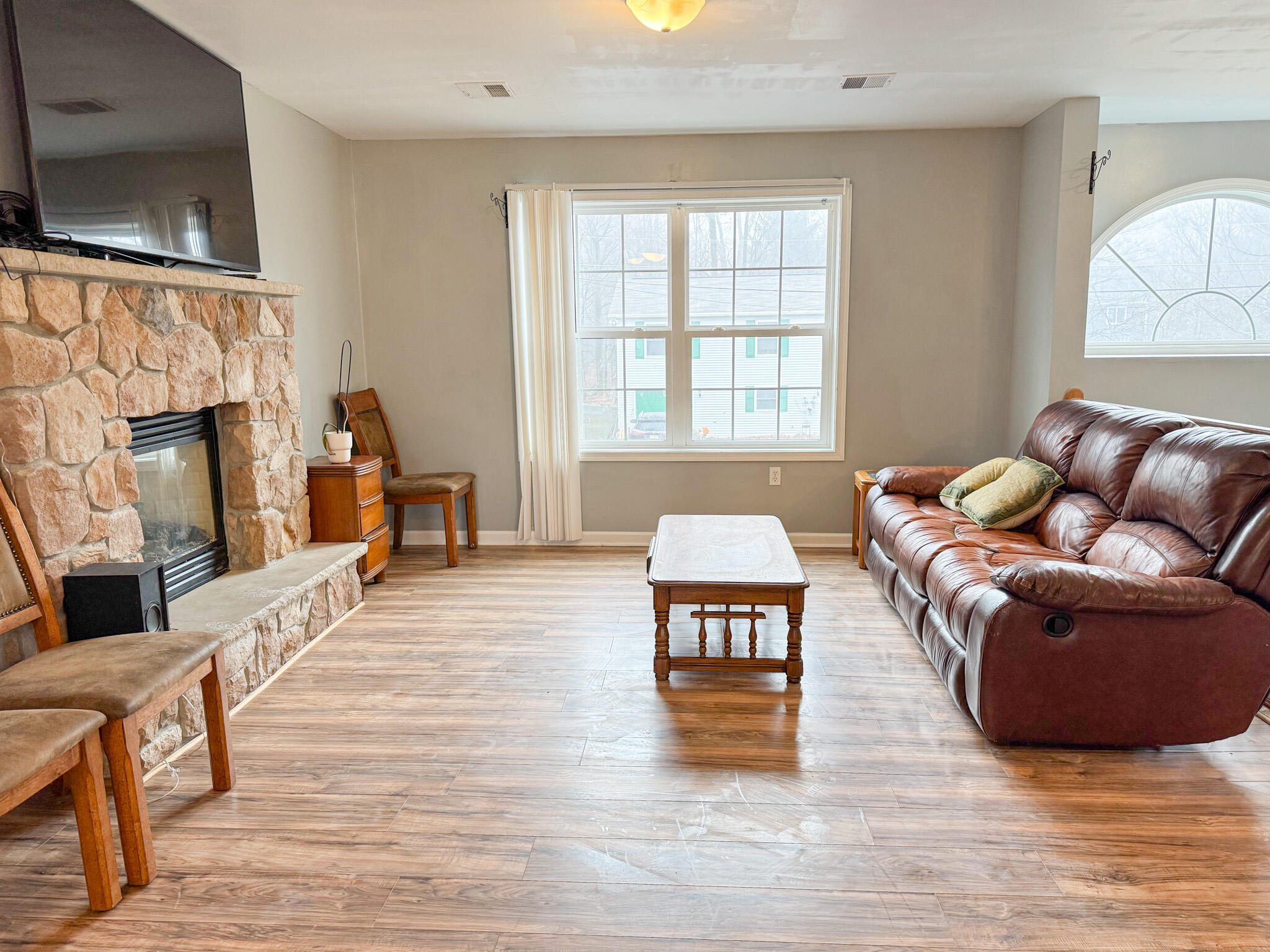 707 Edgewood Road Tobyhanna, PA 18466 - Photo 15 of 45 Living Room