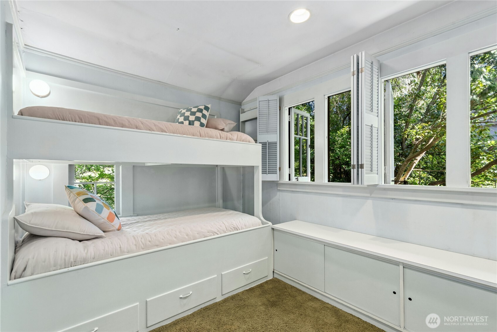 2077 East Howe Street Seattle, WA 98112 - Photo 18 of 26