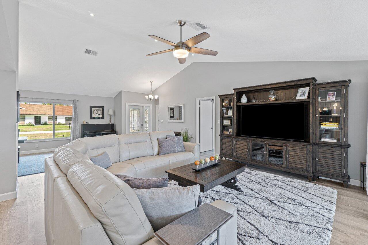 17335 Lake Park Road Boca Raton, FL 33487 - Photo 11 of 31 011-17335LakeParkRoad-BocaRaton-FL-33487