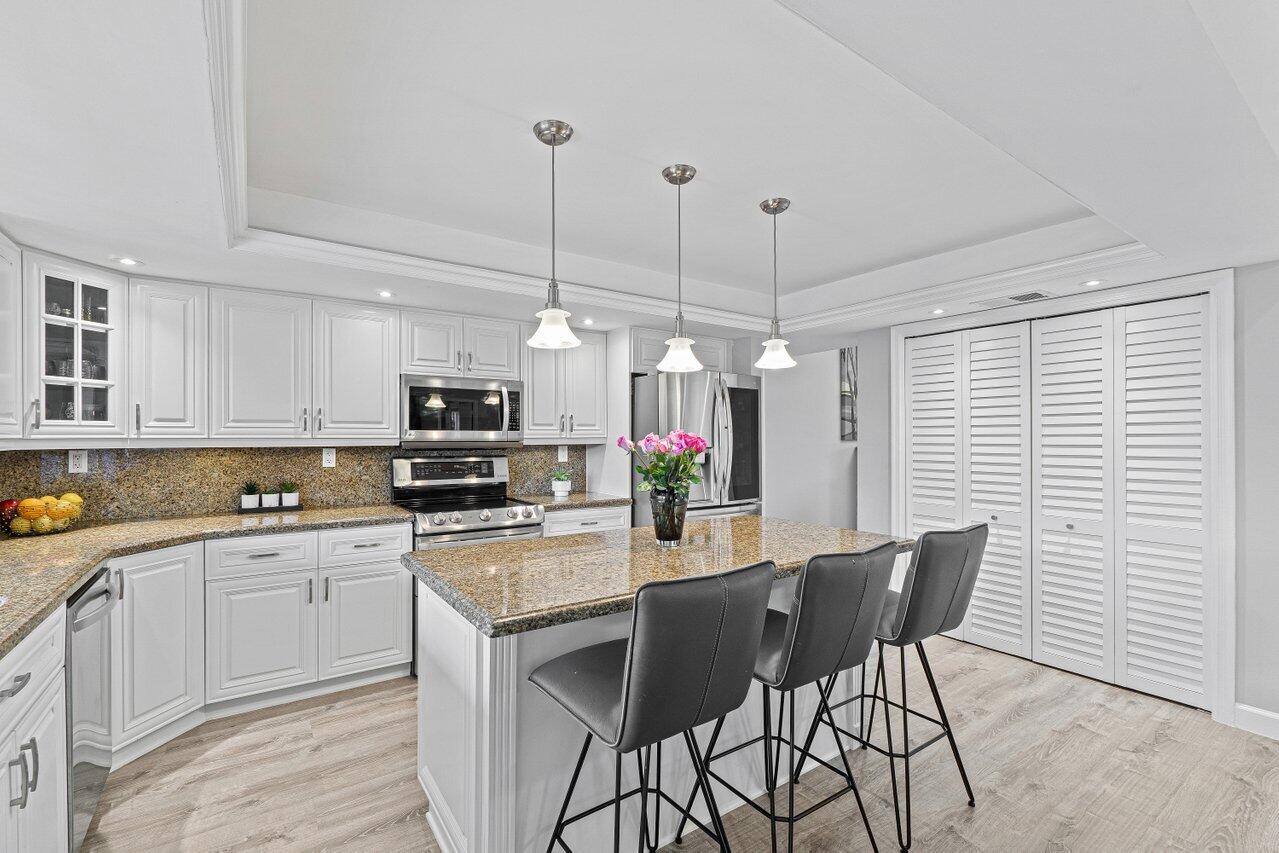 17335 Lake Park Road Boca Raton, FL 33487 - Photo 3 of 31 016-17335LakeParkRoad-BocaRaton-FL-33487