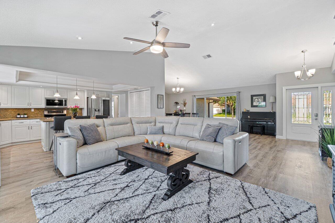 17335 Lake Park Road Boca Raton, FL 33487 - Photo 8 of 31 010-17335LakeParkRoad-BocaRaton-FL-33487