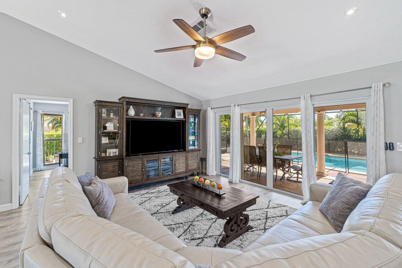 17335 Lake Park Road Boca Raton, FL 33487 - Photo 9 of 31 008-17335LakeParkRoad-BocaRaton-FL-33487