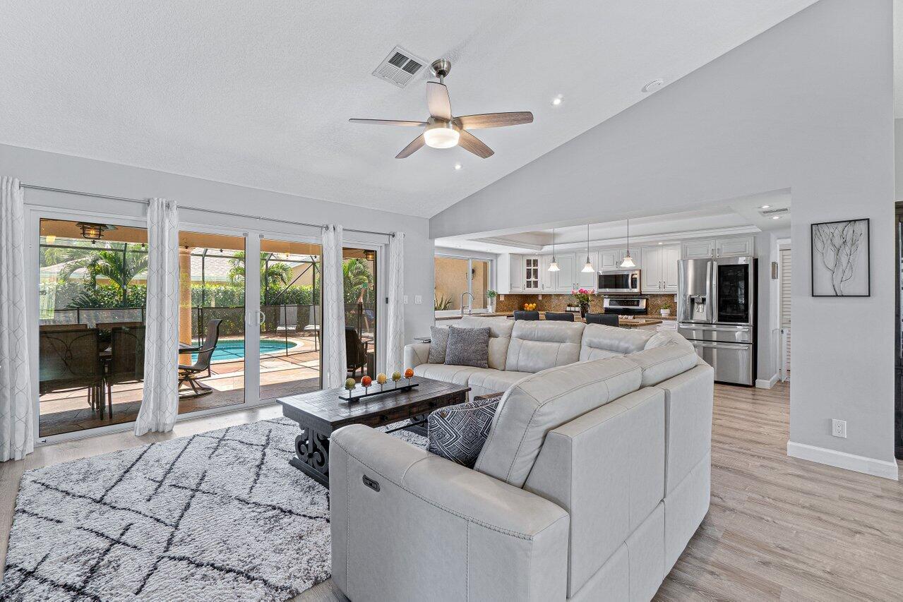 17335 Lake Park Road Boca Raton, FL 33487 - Photo 10 of 31 009-17335LakeParkRoad-BocaRaton-FL-33487