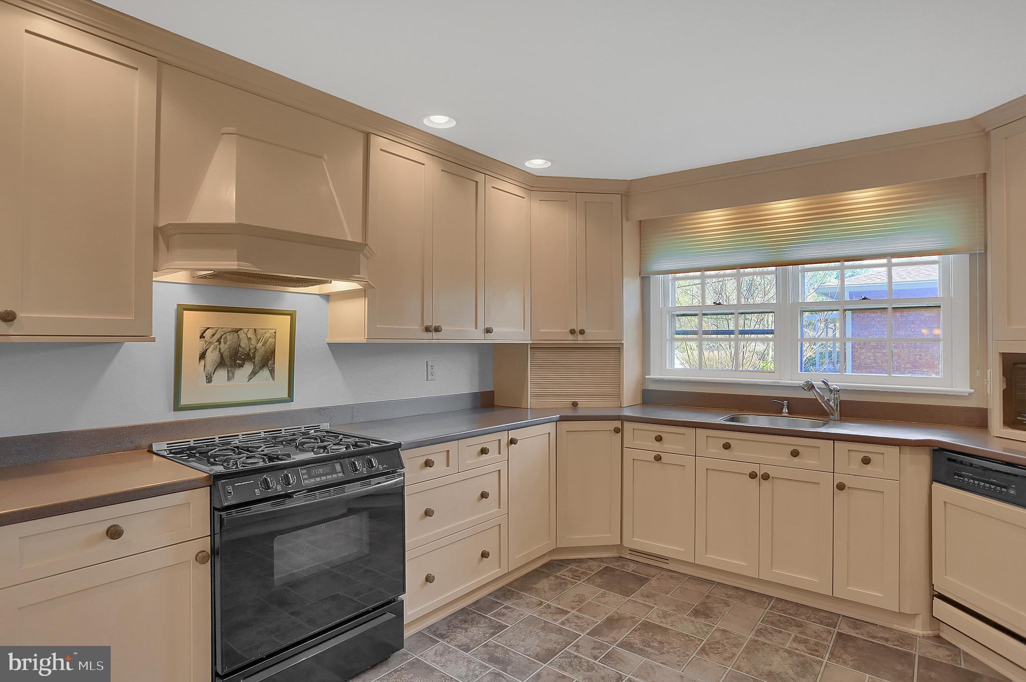 2425 Sutton Road York, PA 17403 - Photo 32 of 48