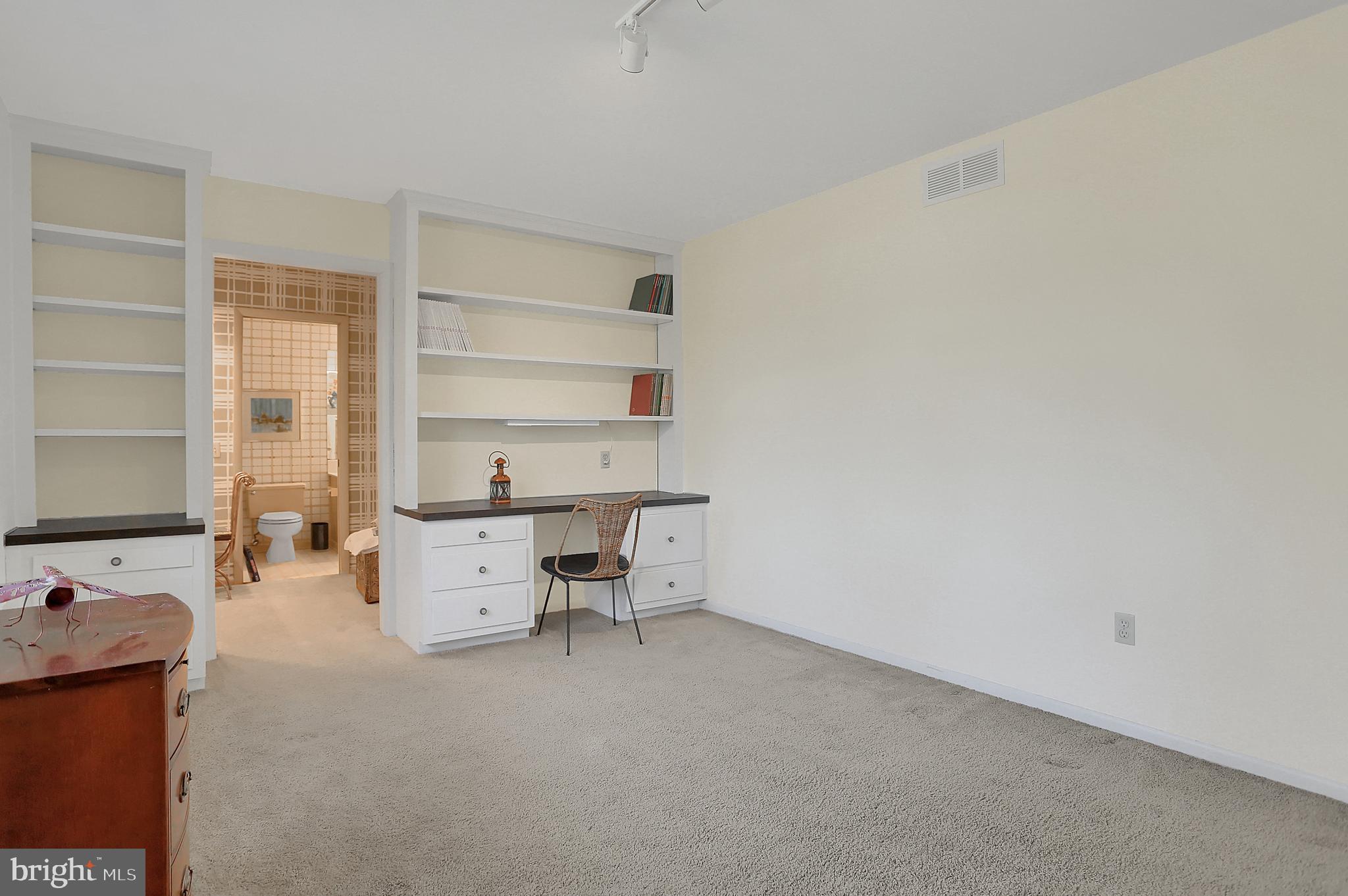 2425 Sutton Road York, PA 17403 - Photo 8 of 48