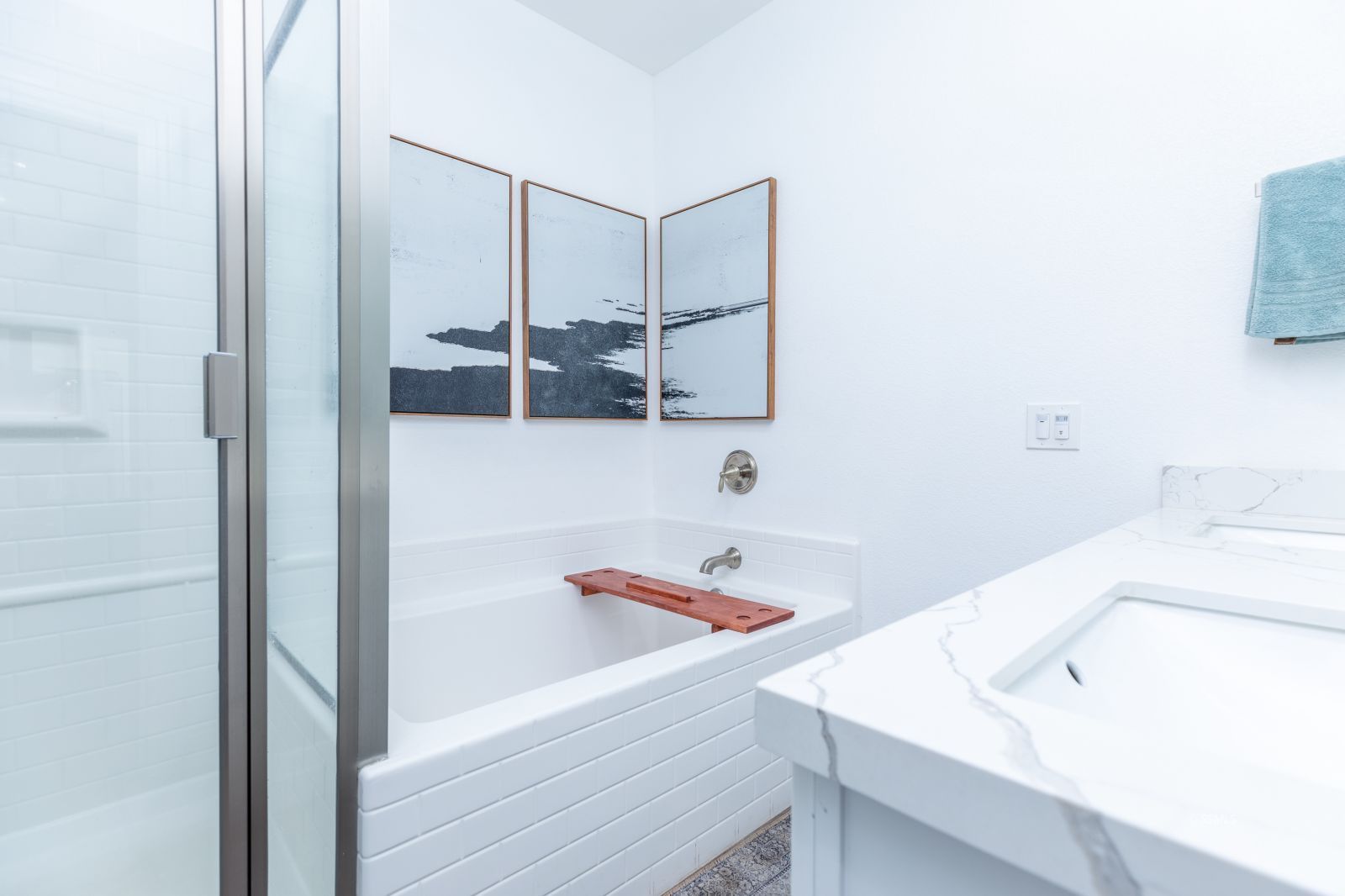 809 Paradise Drive Ridgecrest, CA 93555 - Photo 20 of 35 a bathroom with a sink and a bathtub
