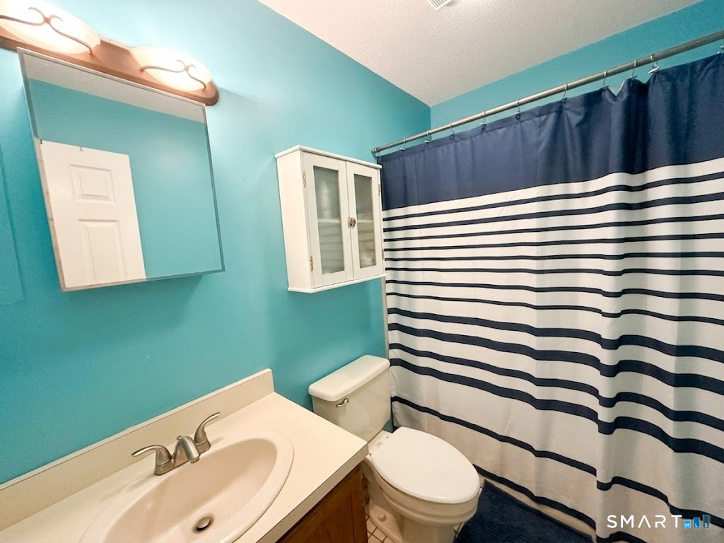 6 Concorde Way, Unit B4 Windsor Locks, CT 06096 - Photo 14 of 16 SECOND FULL BATHROOM