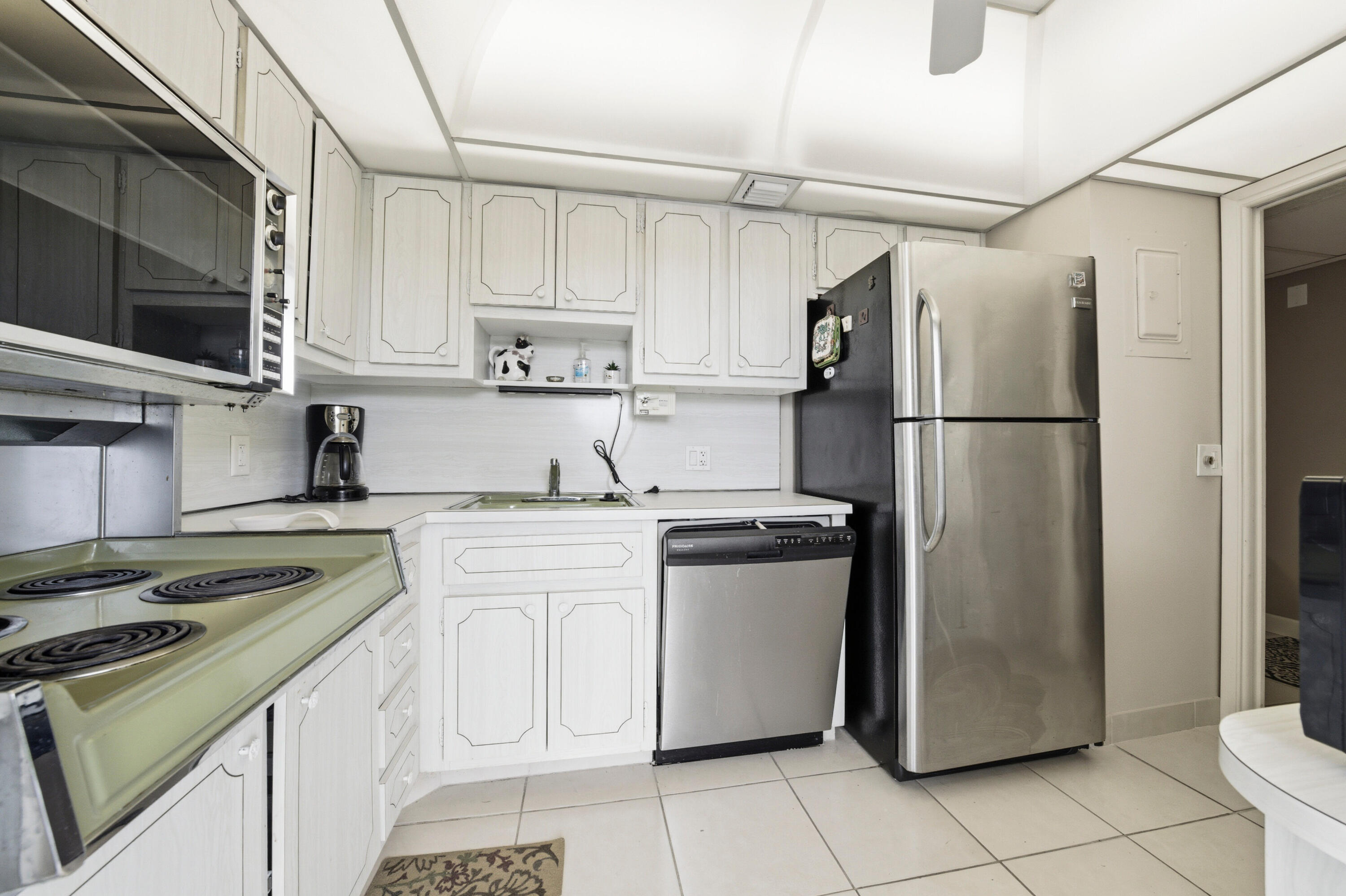 3100 North Palm Aire Drive, Unit 208 Pompano Beach, FL 33069 - Photo 4 of 24 3100 N Palm Aire Dr Pompano Beach, Fl