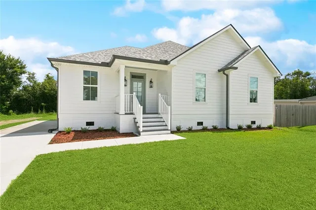 $309,900 | 7211 Claiborne Court, Arabi, LA 70032