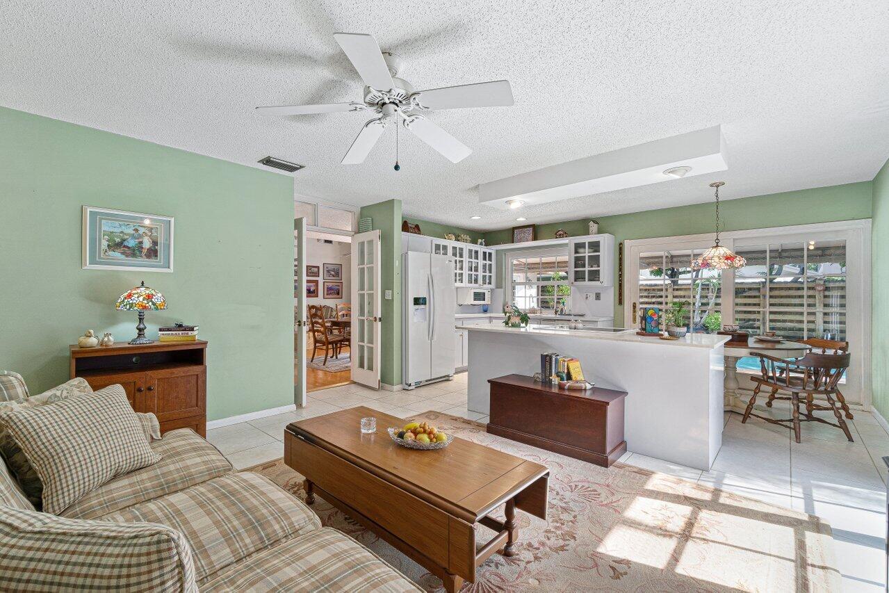 101 Kensington Road, Unit 101 Hollywood, FL 33021 - Photo 11 of 29 kitchen1