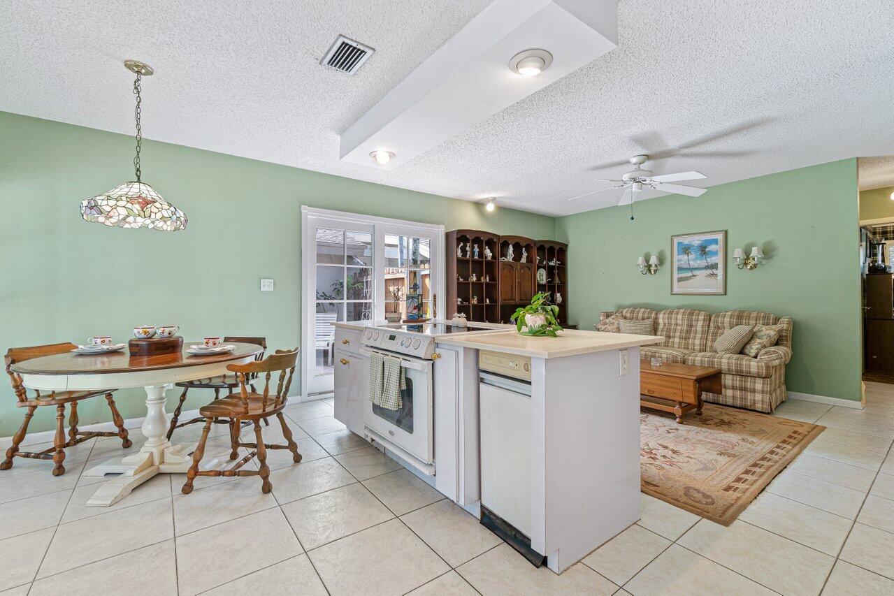 101 Kensington Road, Unit 101 Hollywood, FL 33021 - Photo 13 of 29 kitchen3