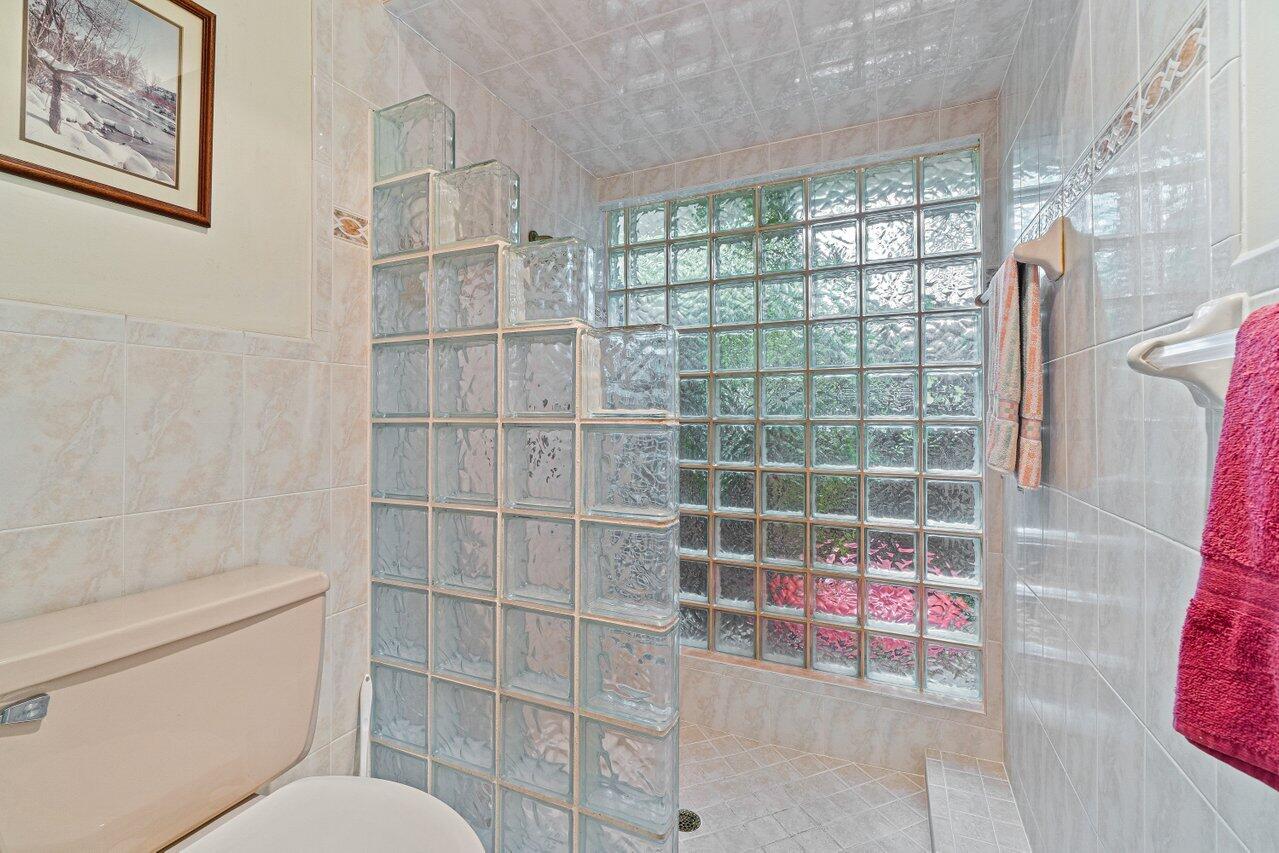 101 Kensington Road, Unit 101 Hollywood, FL 33021 - Photo 20 of 29 masterbath2