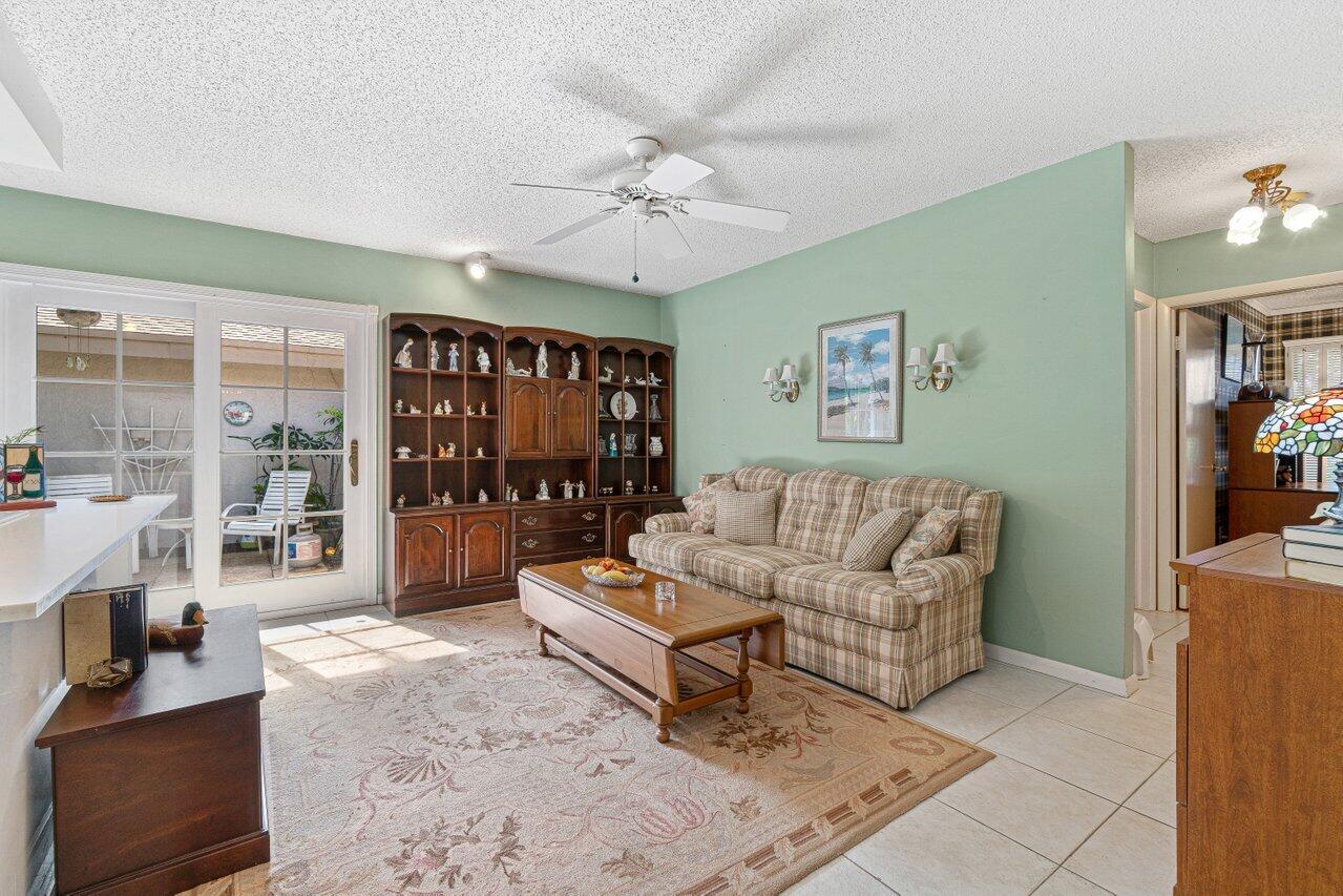 101 Kensington Road, Unit 101 Hollywood, FL 33021 - Photo 9 of 29 living1