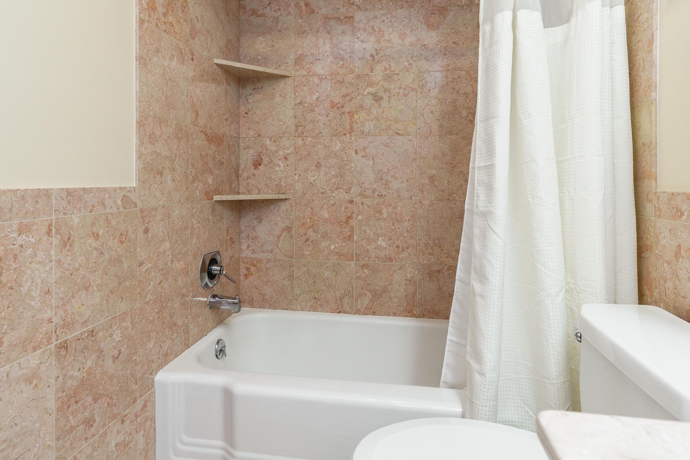 1631 Roxbury Road, Unit F3 Columbus, OH 43212 - Photo 11 of 45 Full Bathroom