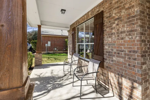 a view of a house with backyard and porch
