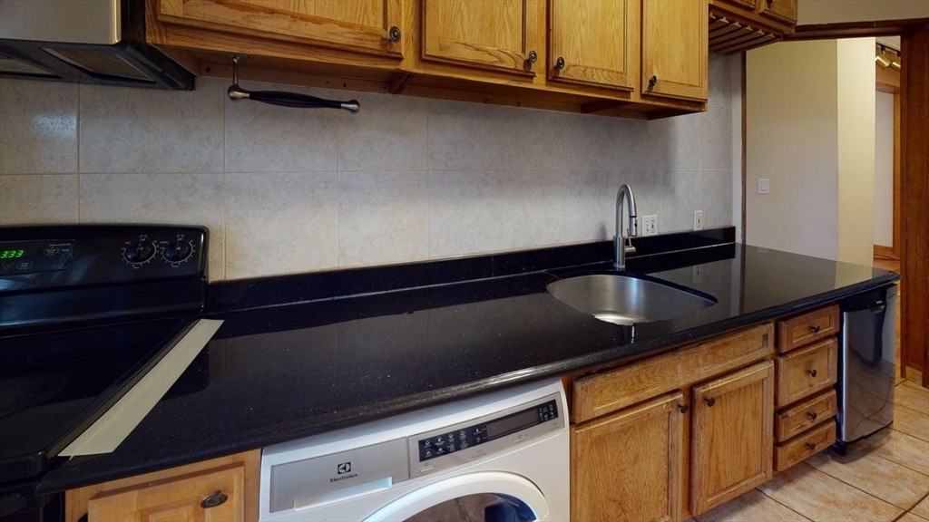 17 Green Street, Unit 4 Brookline, MA 02446 - Photo 4 of 6