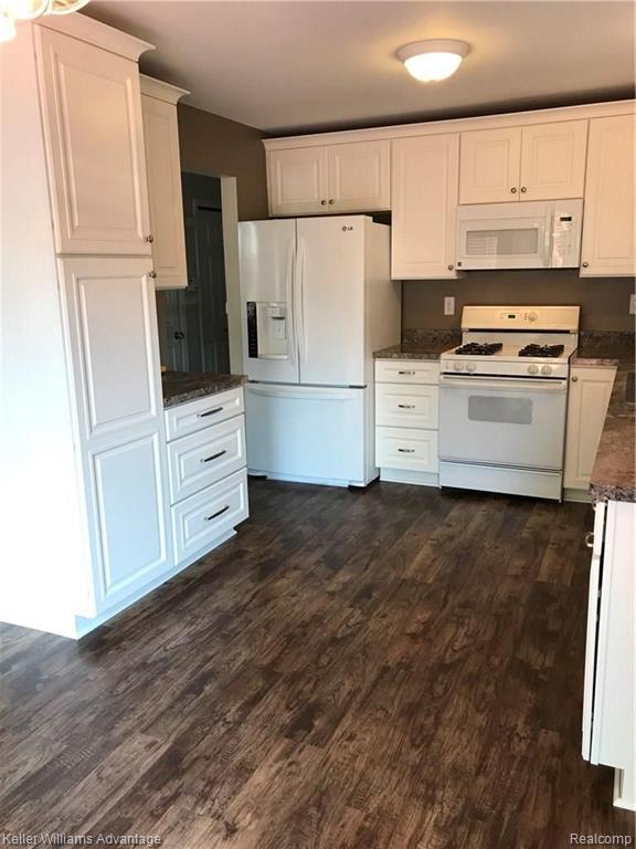 26137 King Road Romulus, MI 48174 - Photo 6 of 35