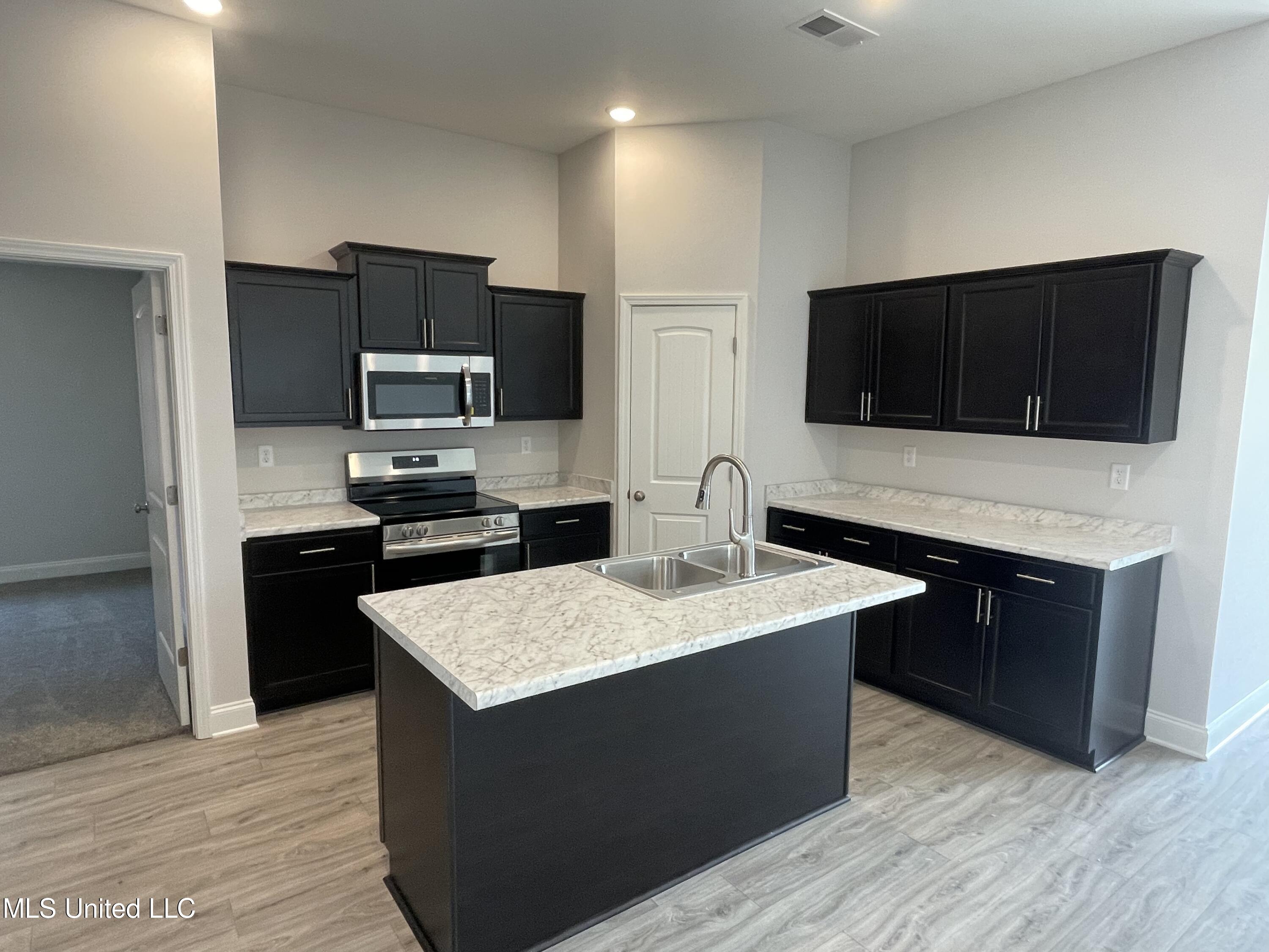 1543 Reece Drive South Southaven, MS 38671 - Photo 3 of 9 663AD066-486D-4C69-BC86-1AA3E0AE9D40