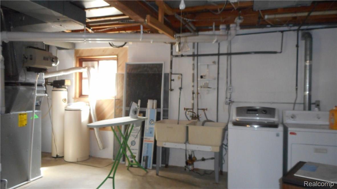 141 Coachlamp Road Rochester, MI 48306 - Photo 38 of 52 Coachlamp 038.JPG