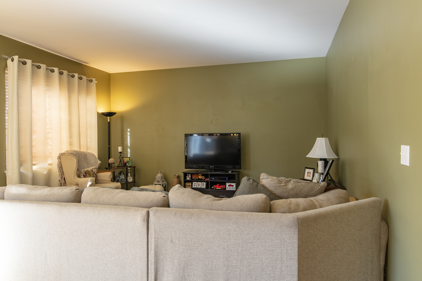 768 North Overlook Trail Round Lake, IL 60073 - Photo 19 of 34 a living room with furniture and a flat screen tv