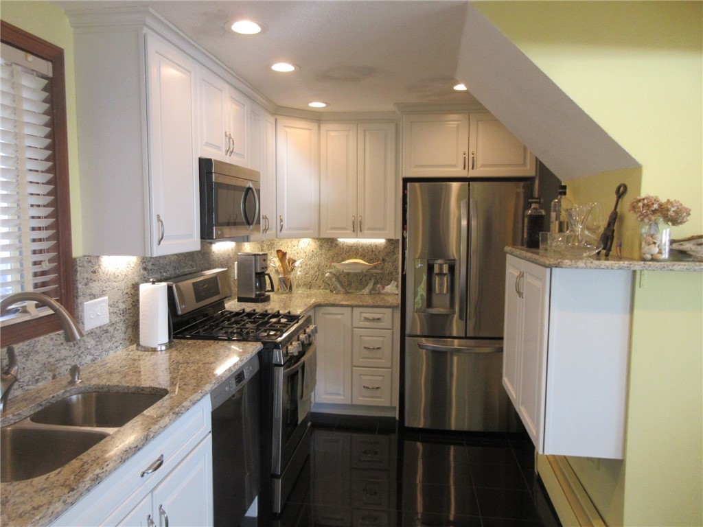 160 Colonel John Gardner Road Narragansett, RI 02882 - Photo 5 of 21 Kitchen