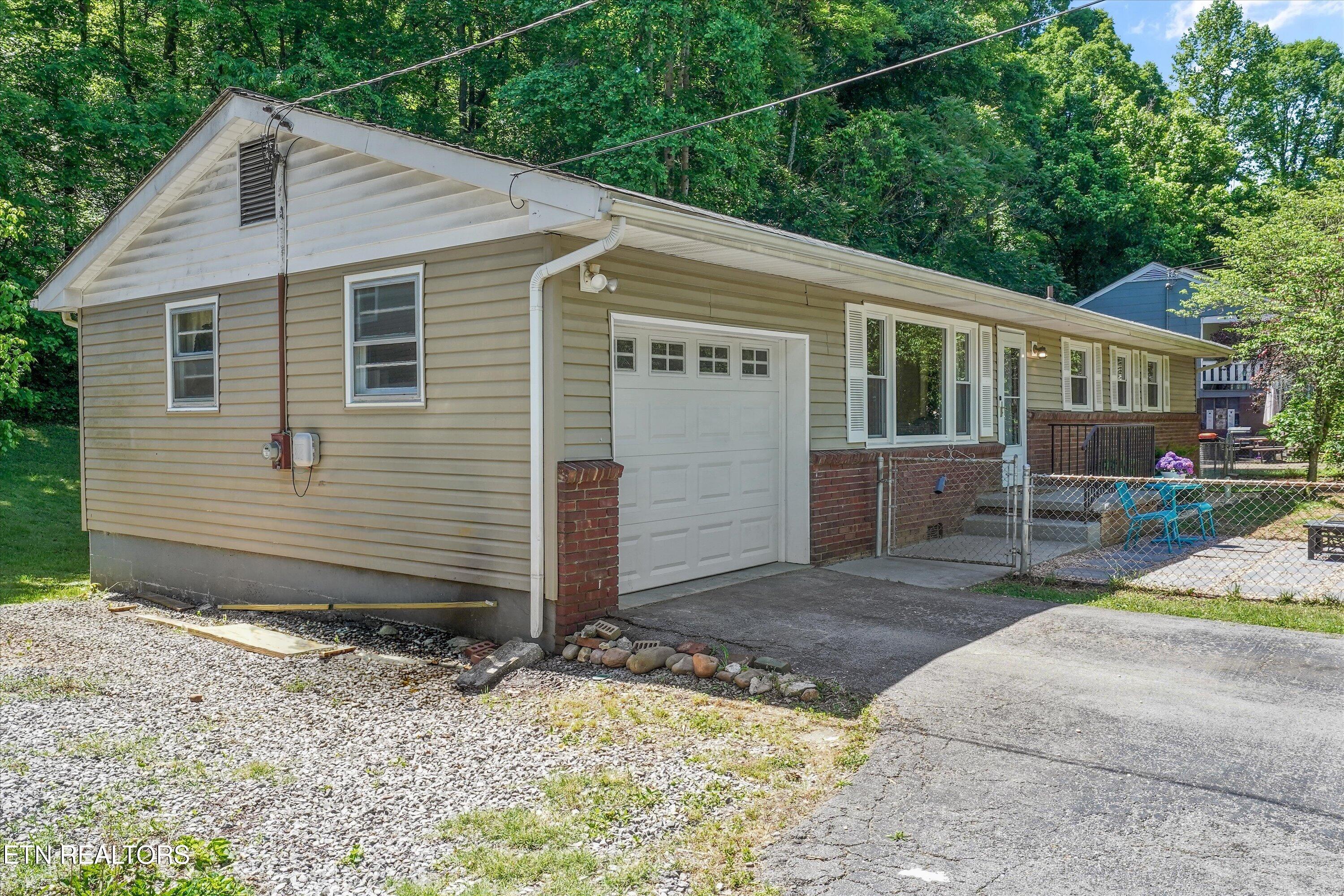 116 Stone Road Knoxville, TN 37920 - Photo 3 of 34 37-116 Stone Rd014